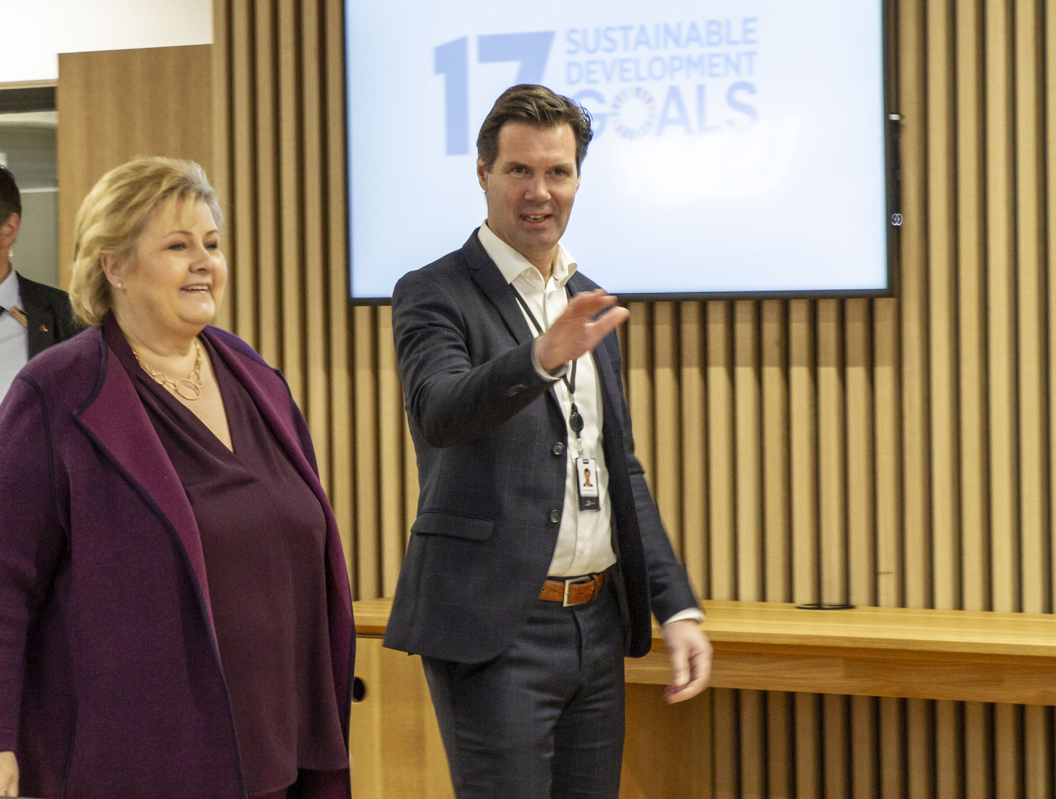Statsminister Erna Solberg sammen med konsernleder Henning Beltestad