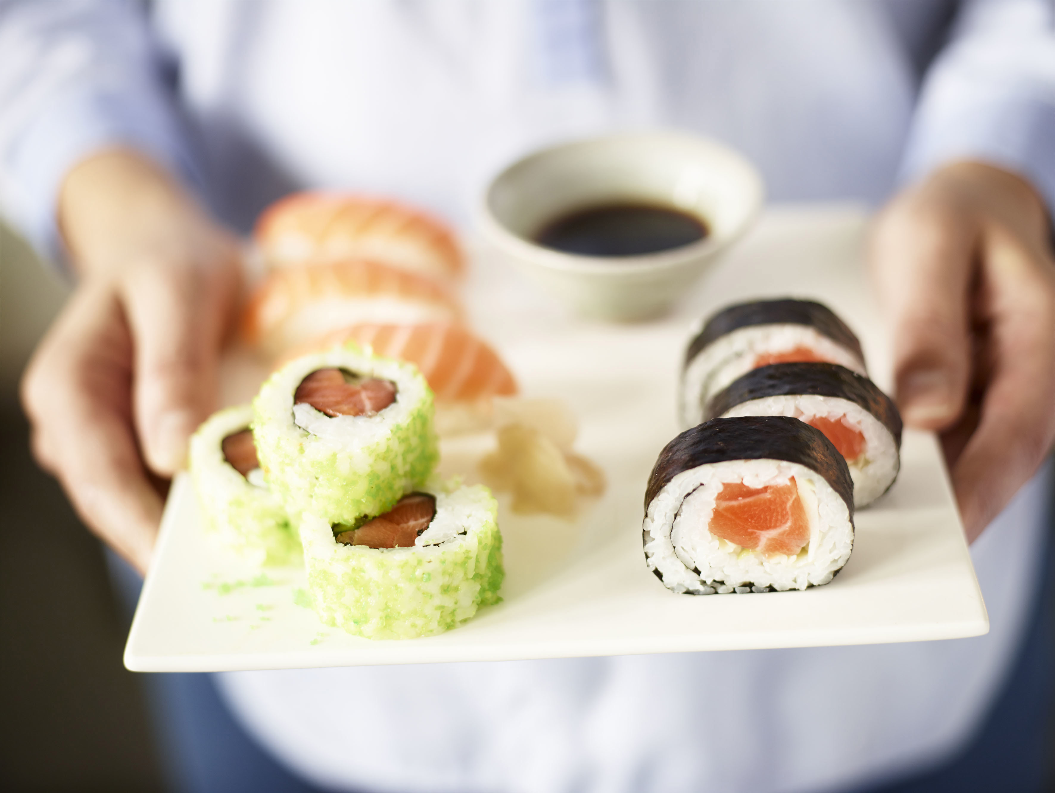 Sushi servert på fat
