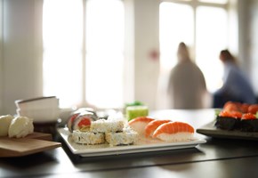 Fat med sushi varianter på bord