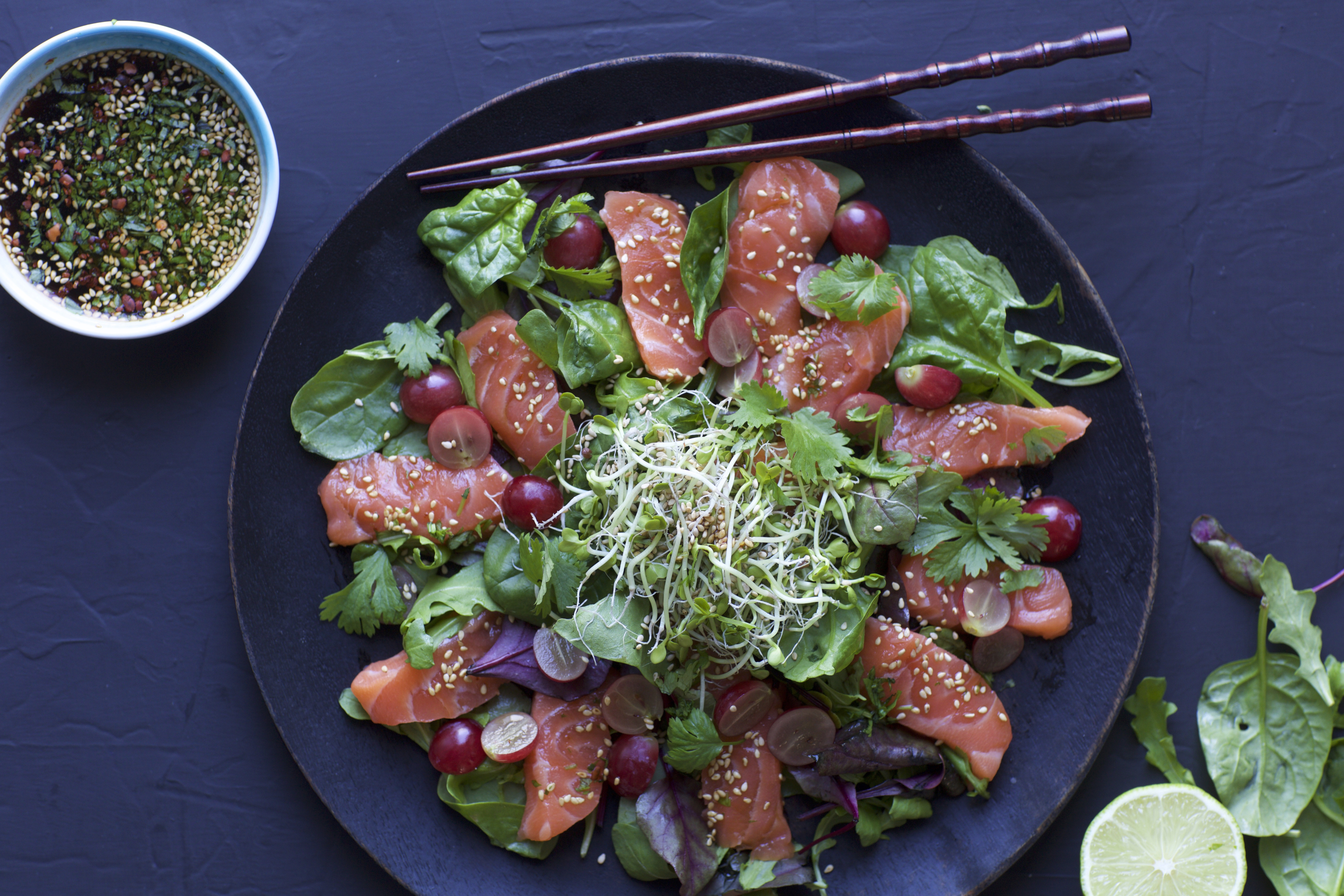 Asiatisk sallad med sashimi, druvor och groddar