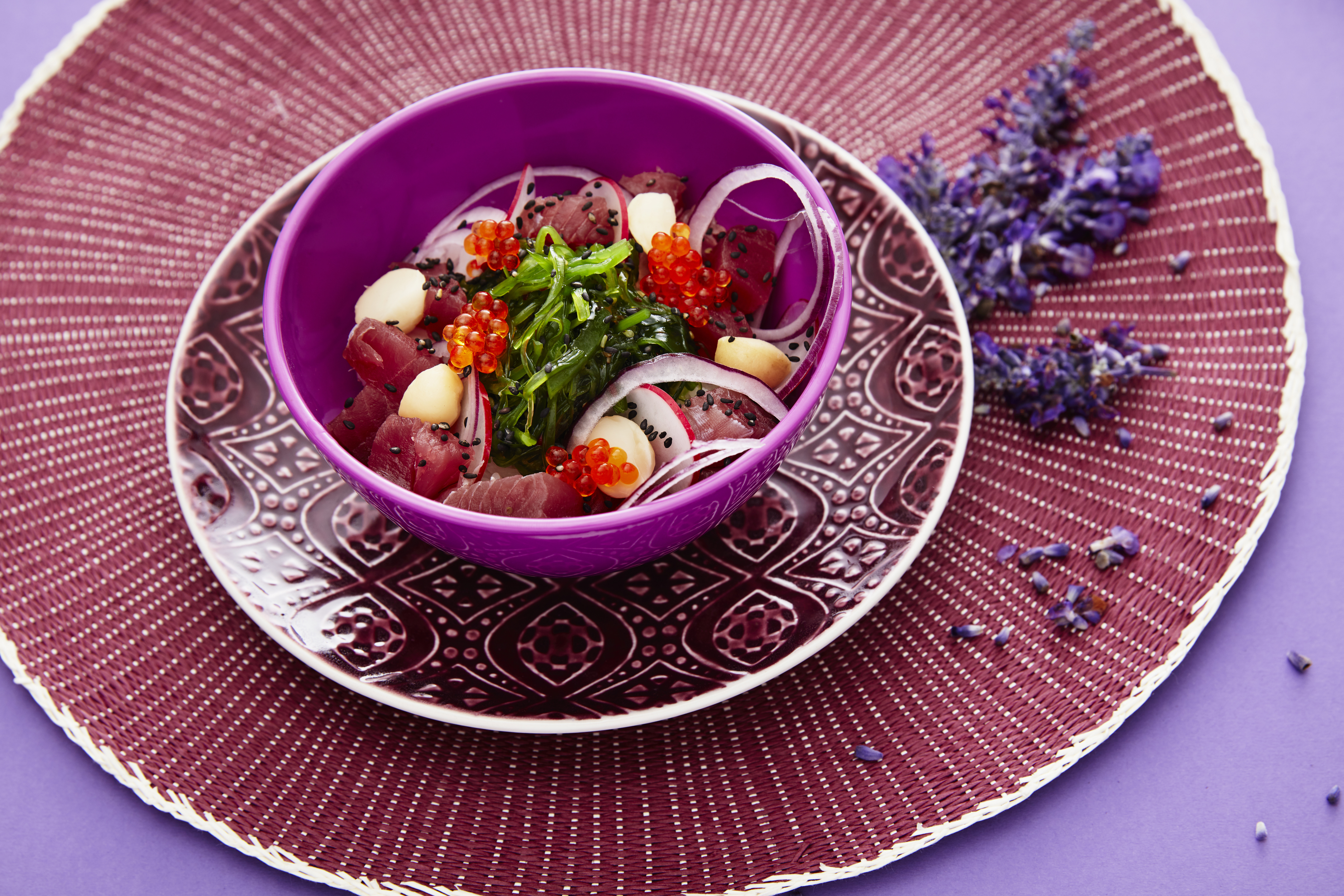 Poké bowl med  tonfisk, rödlök och rom