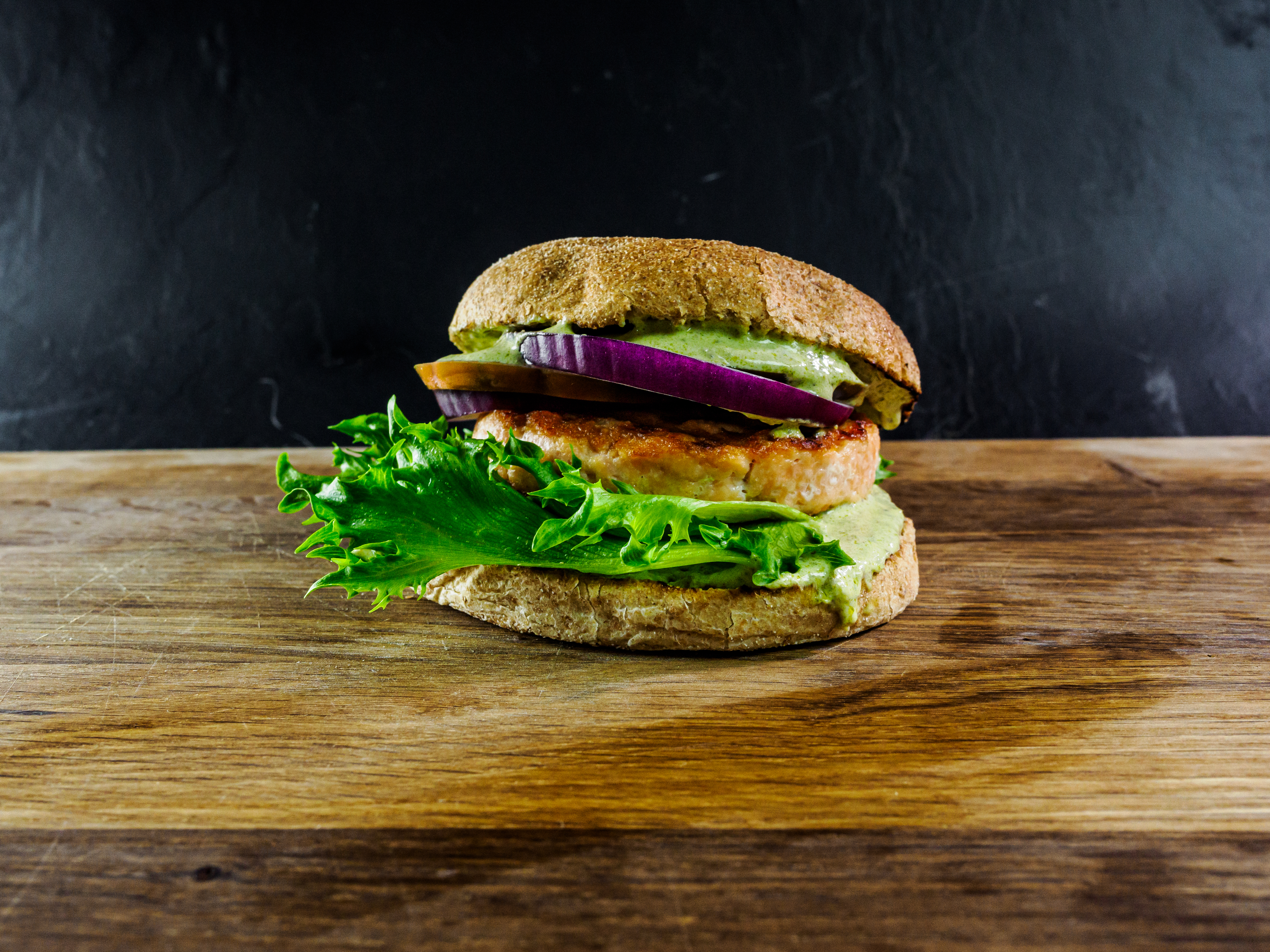 Lakseburger med pesto og bifftomat 