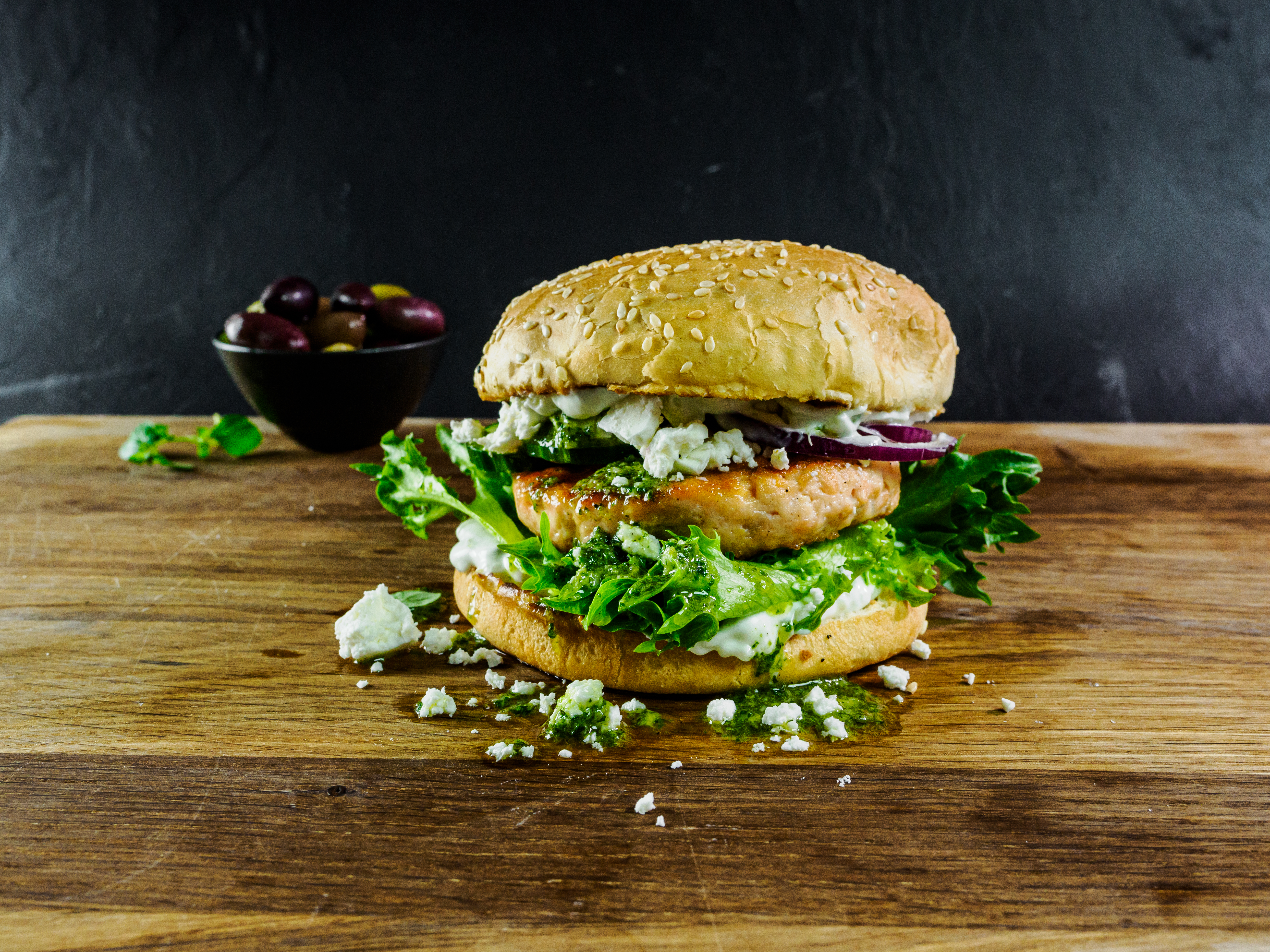 Lakseburger med tzatziki og gresk urteolje 