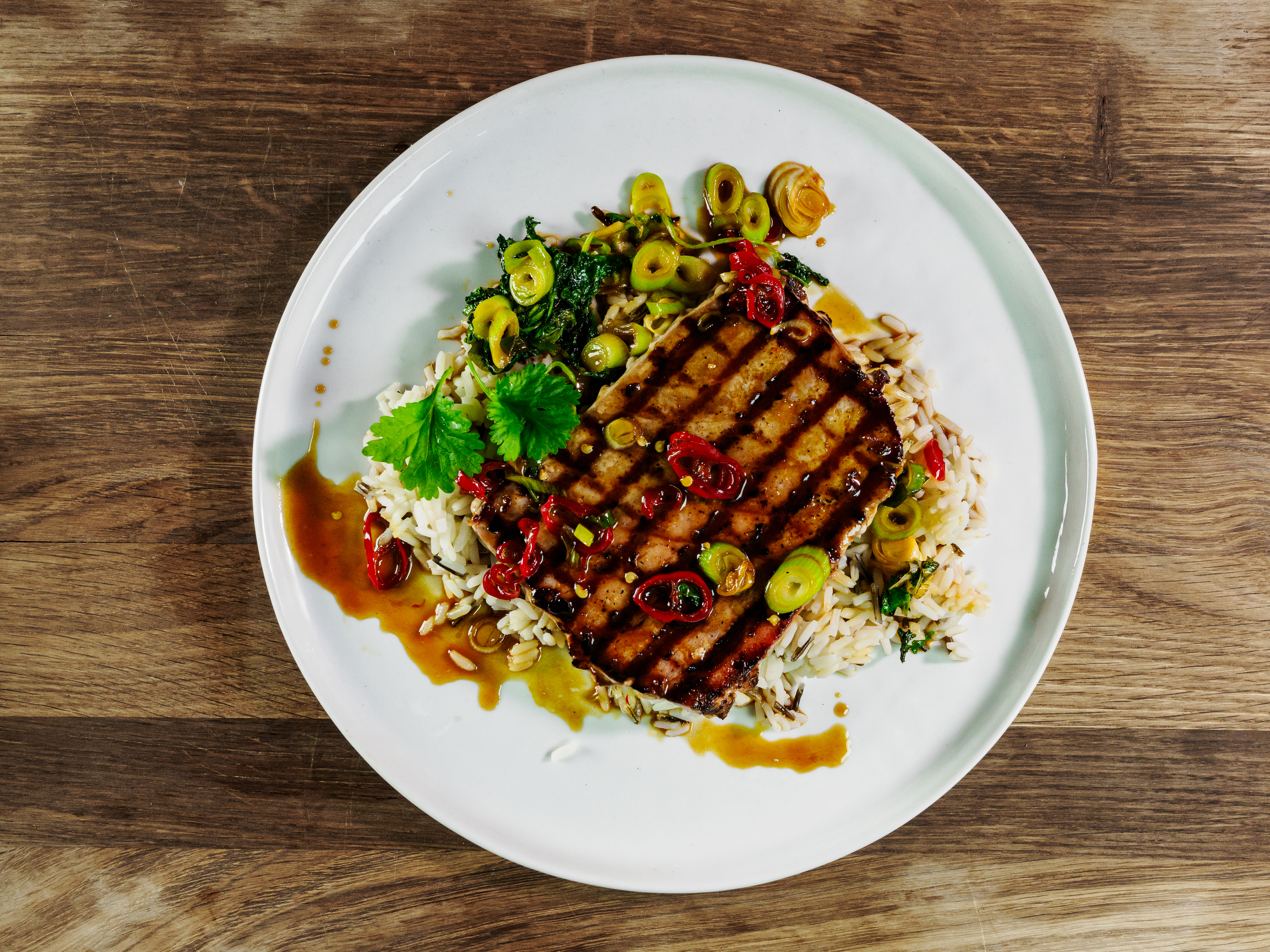 Tunfisk steak med soyaglaze og ris på en tallerken