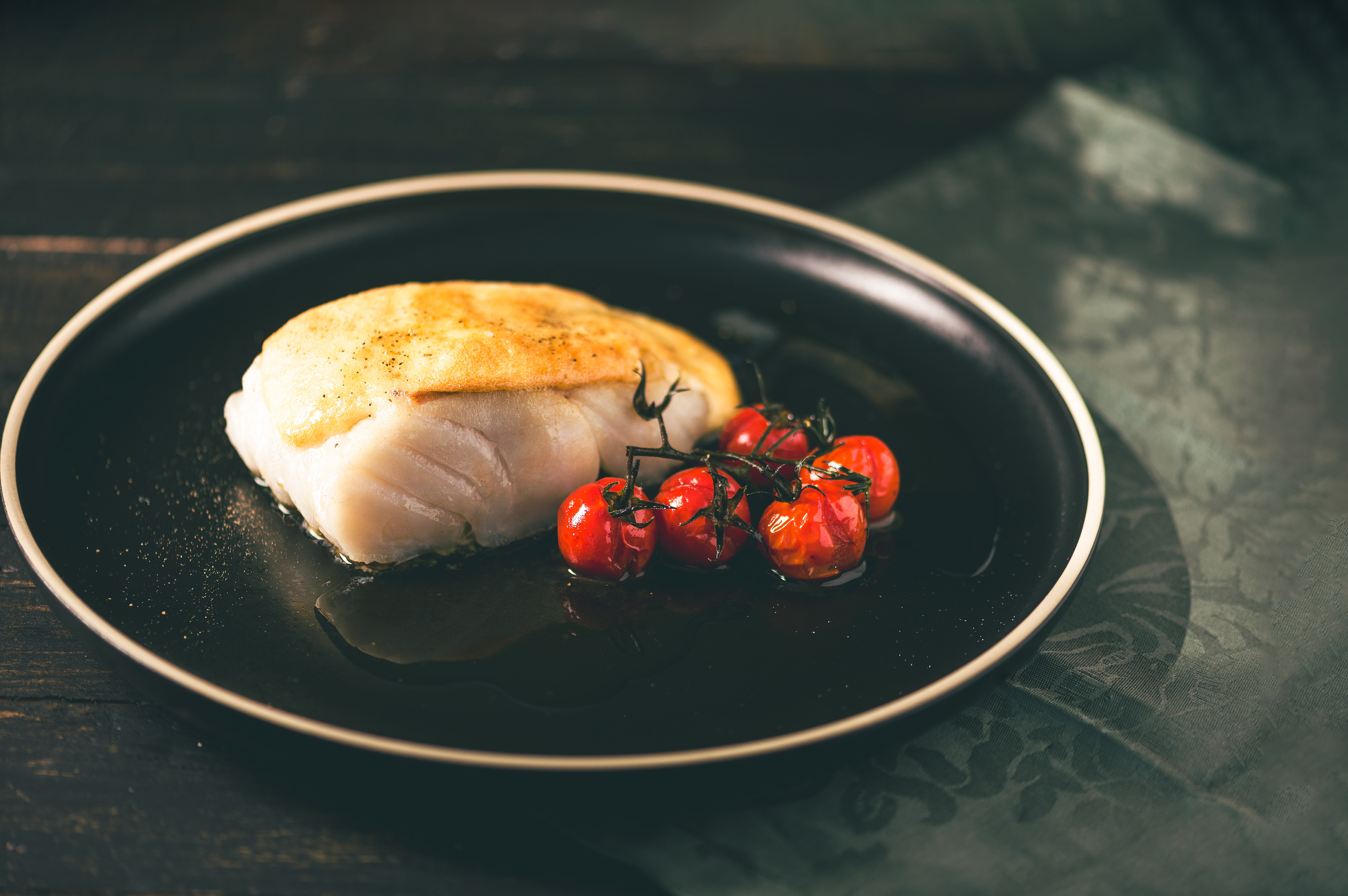 Bacalao gratinado con ali-oli y tomates confitados