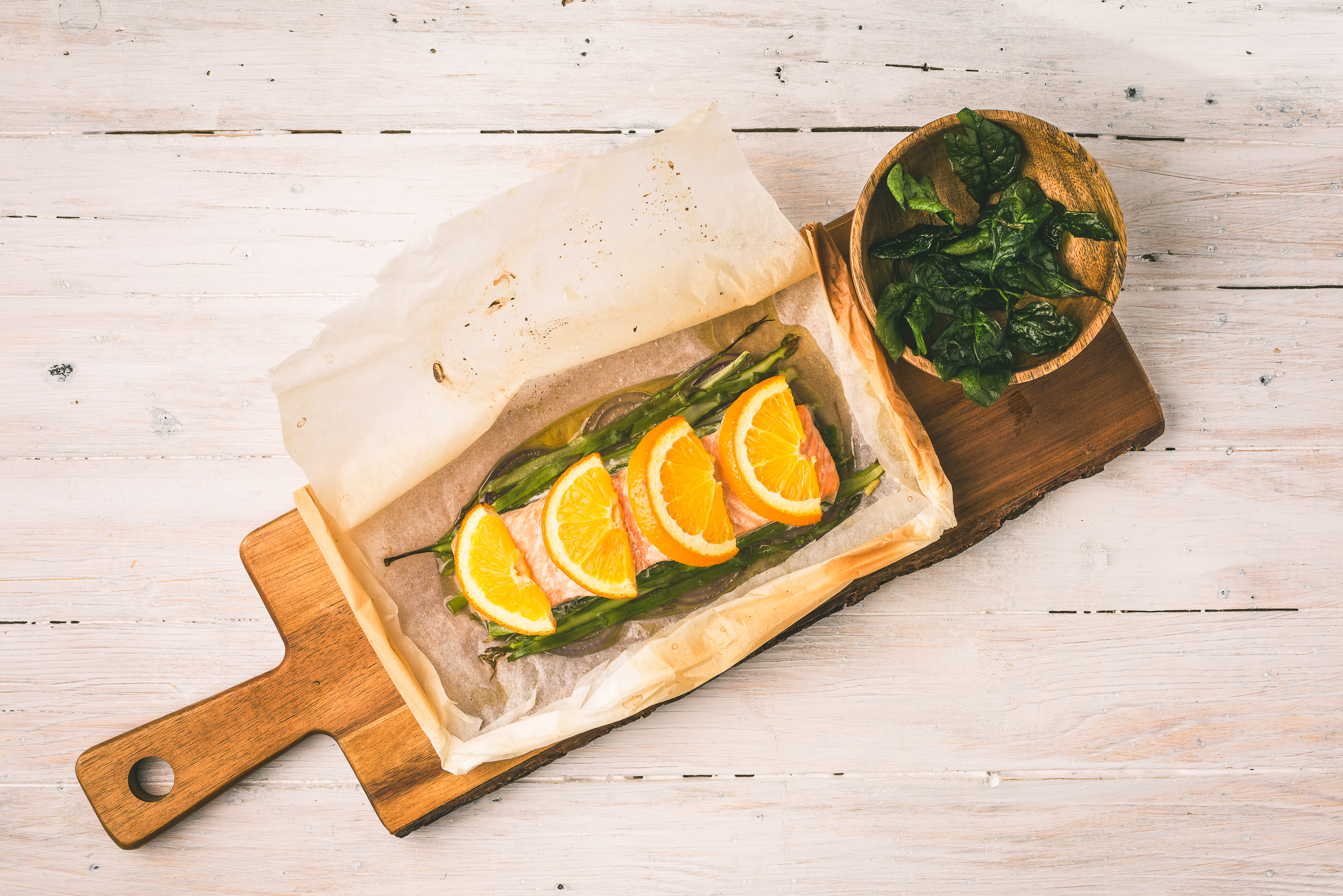 Papillote de salmón a la naranja con crujiente de espinacas