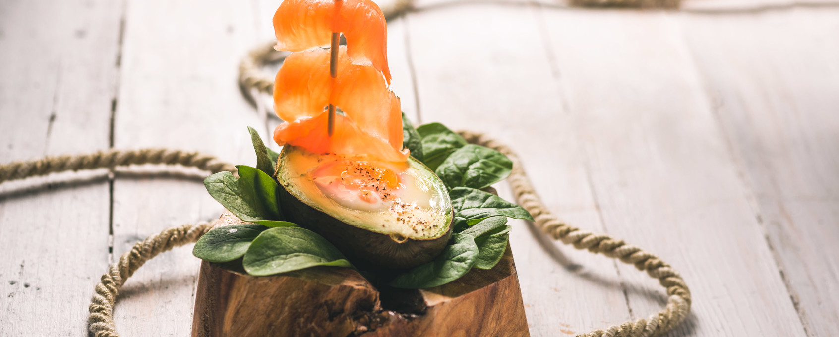 Barquitos de aguacate relleno de huevo y salmón ahumado