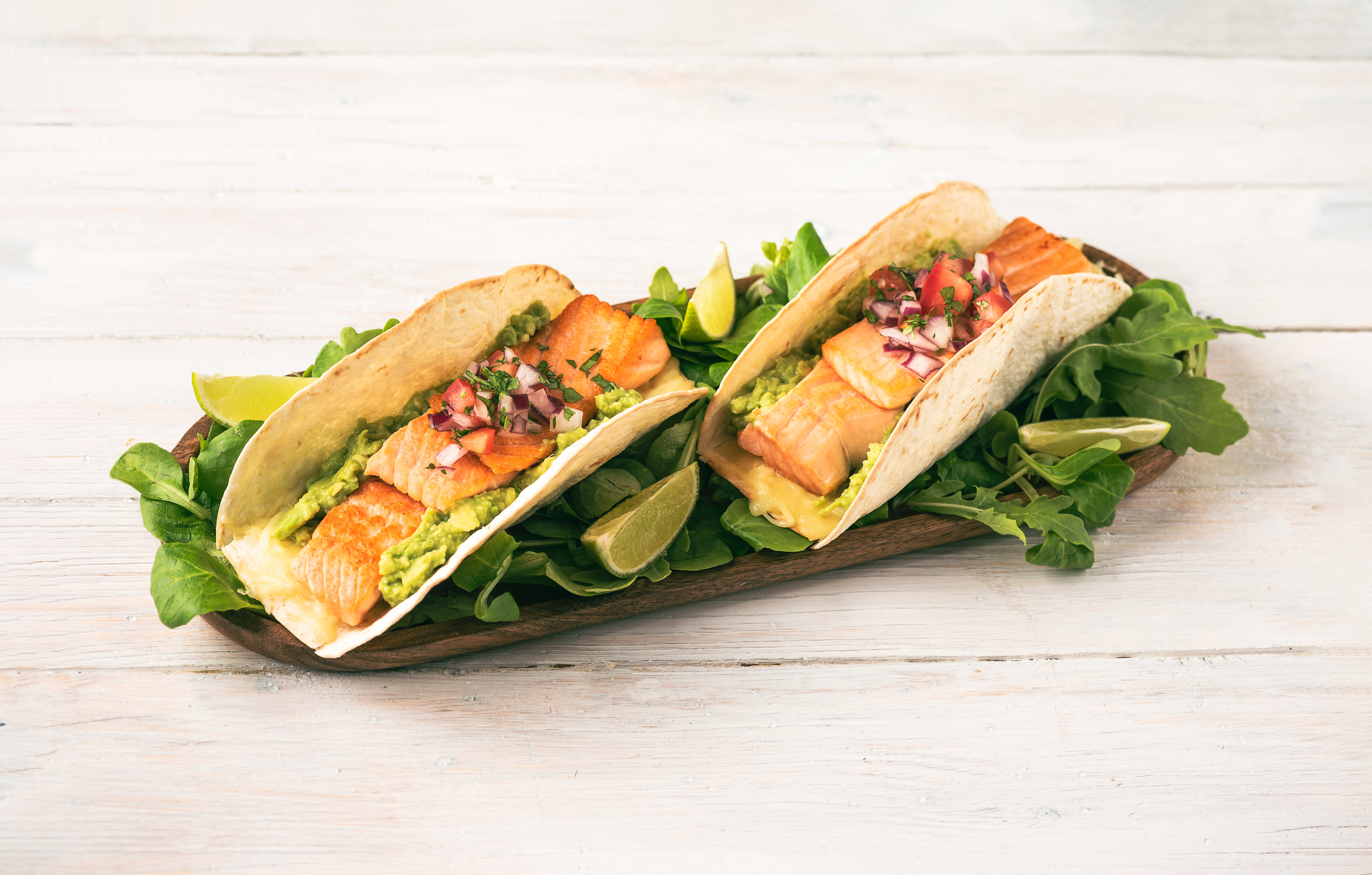 Fajitas de salmón al grill con guacamole