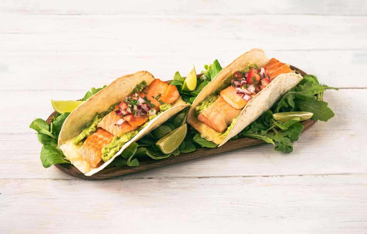 Fajitas de salmón al grill con guacamole
