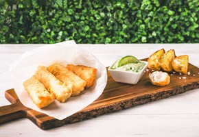 “Fish and chips” de bacalao con “ajonesa” de albahaca