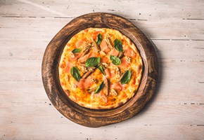 Pizza de salmón, albahaca, higos y nueces