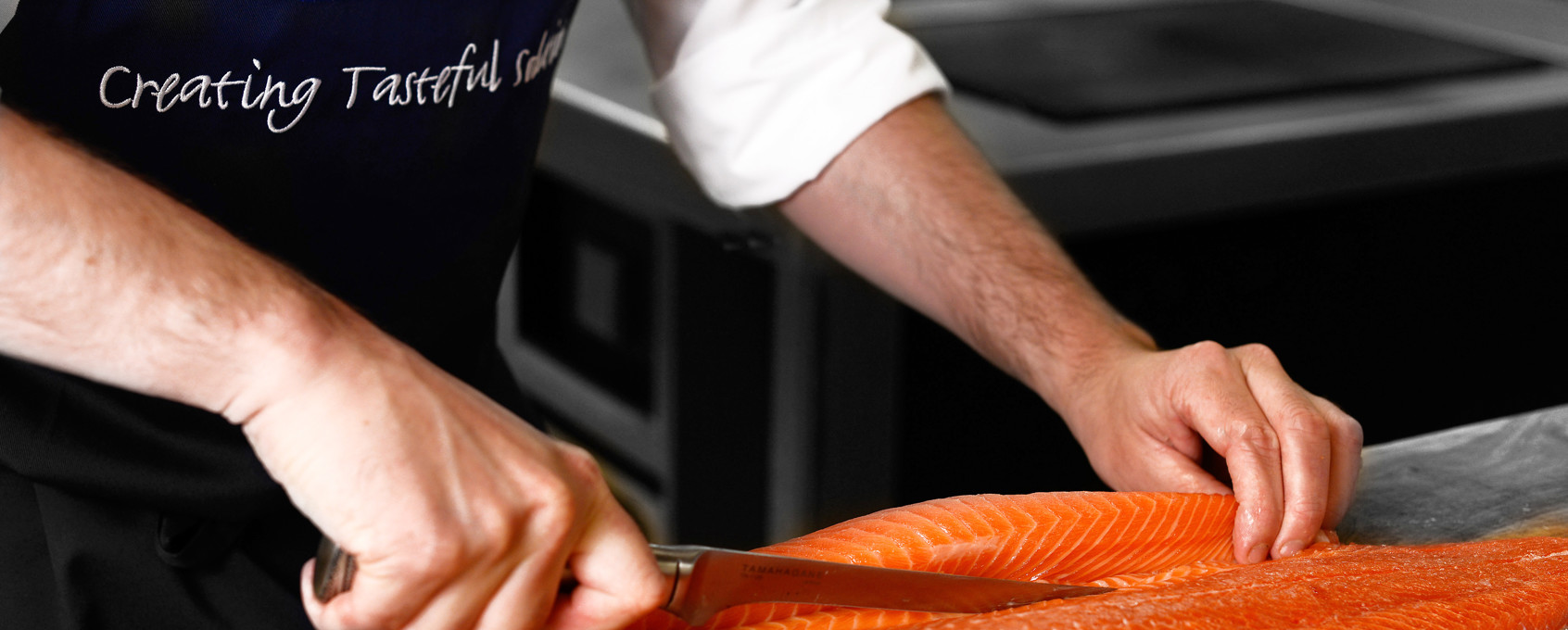 Cocinar con filete de salmón.