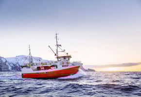 Barco de pesca en el mar