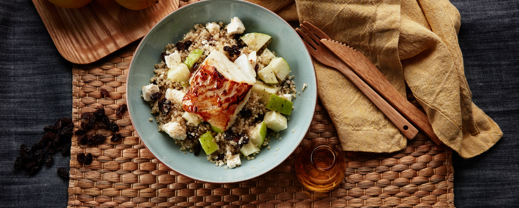 Stekt skrei med quinoa, fetaost, äpple och russin