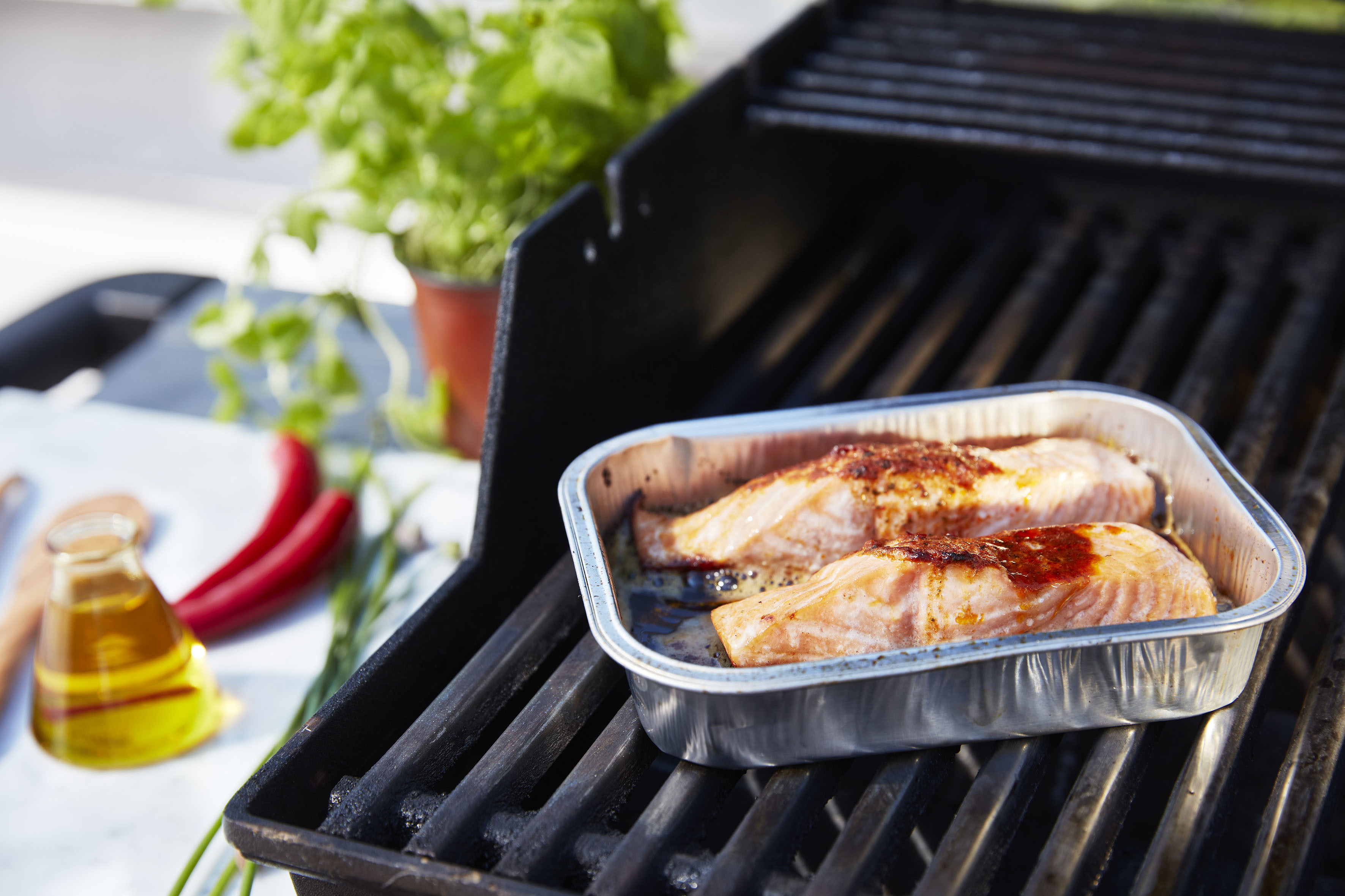 Grilla lax i aluminiumform på grillen