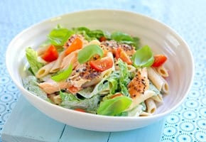 Sıcak Somon Fümeli Makarna Salatası