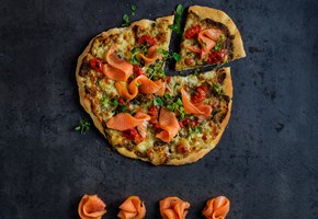 Pesto Soslu, Mozarellalı ve Somon Fümeli Pizza