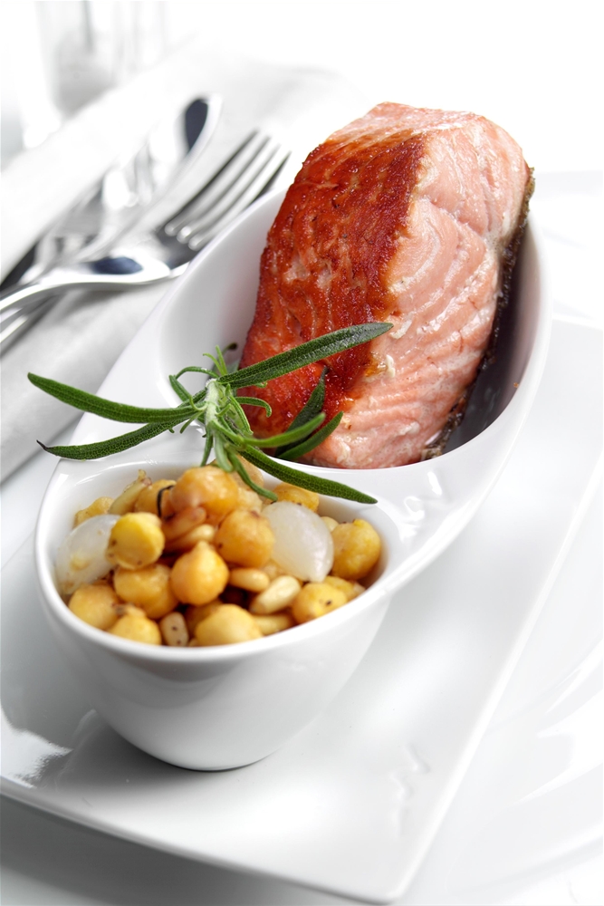 Nohut ve çam fıstıklı somon izgara