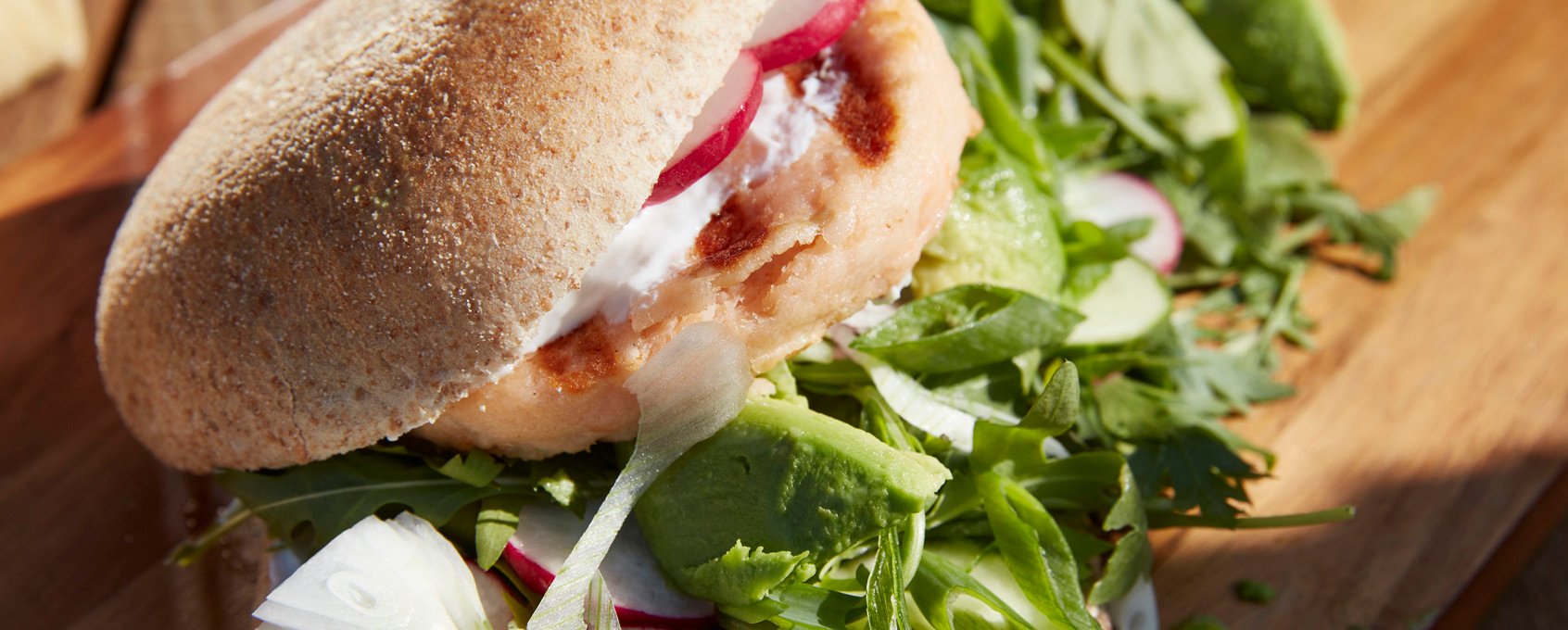 Fiskeburger med avokado og ruccola