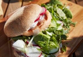 Fiskeburger med avokado og ruccola