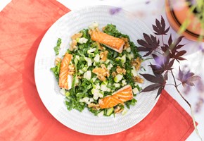 Salmon with apple, ​ kale and walnuts​