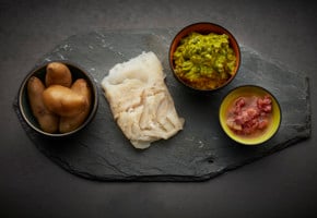 Lutefisk med ertepuré og mandelpotet