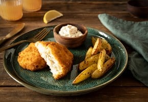 Panko-crusted cod fillet with potato wedges and aioli