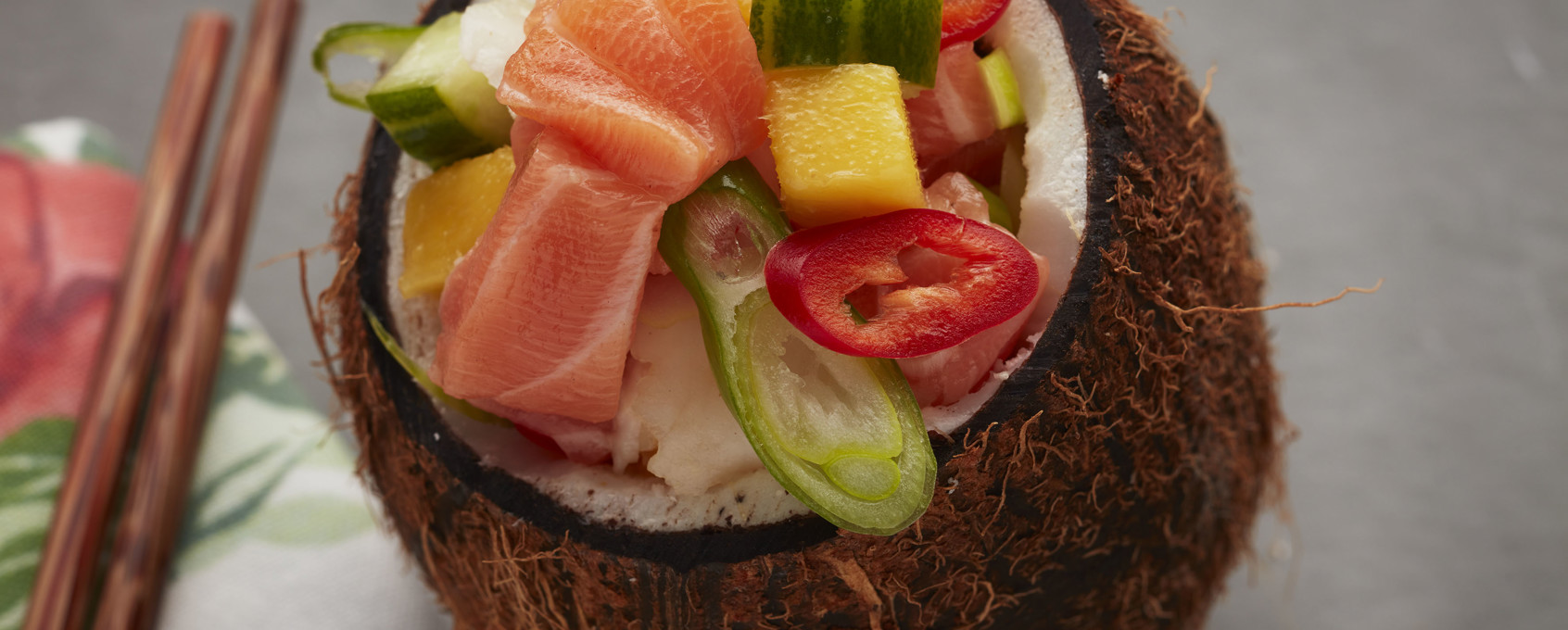 Poké med laks, mango og kokos