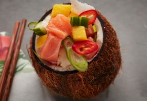 Poké med laks, mango og kokos