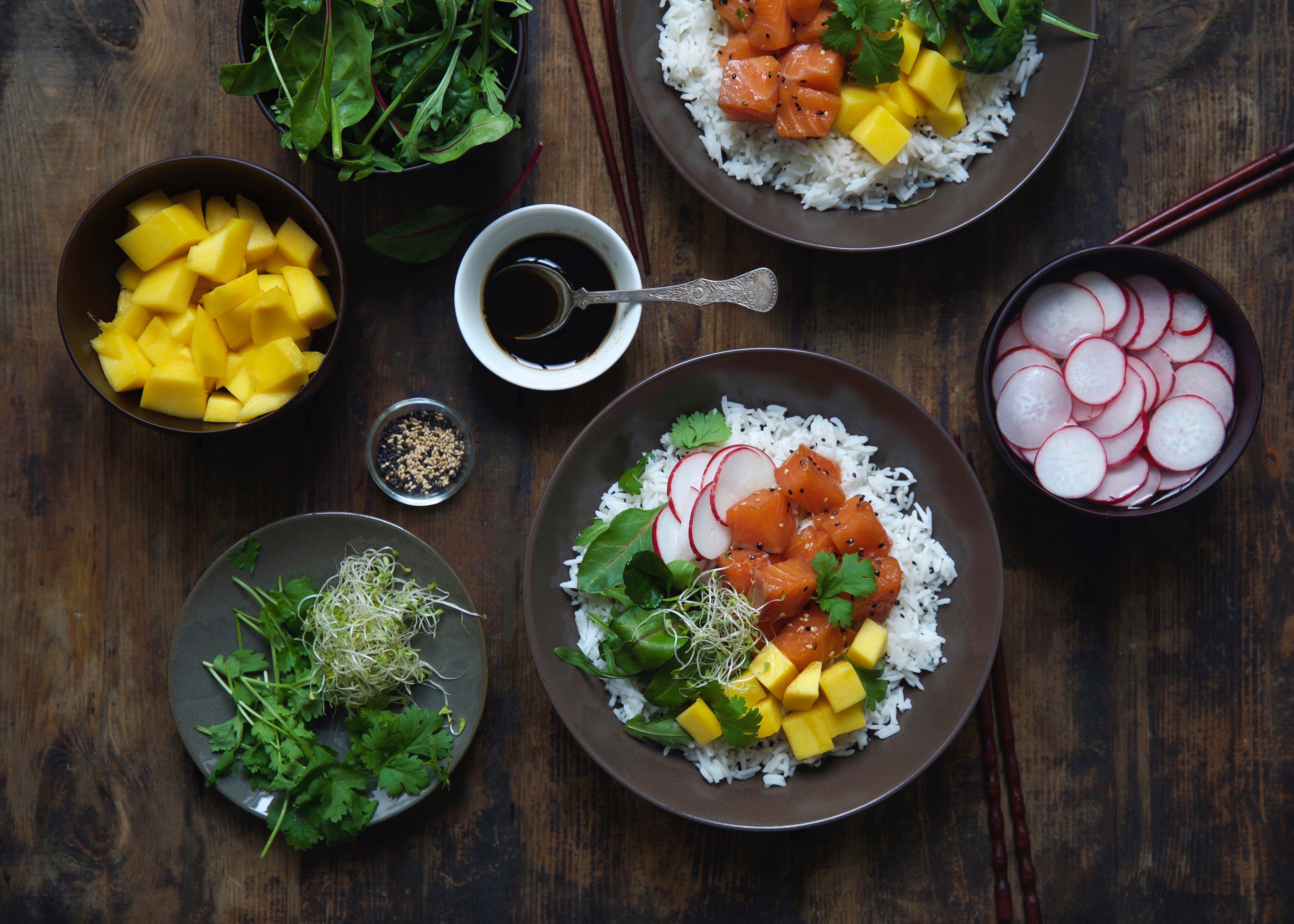 Poké med laks og mango 