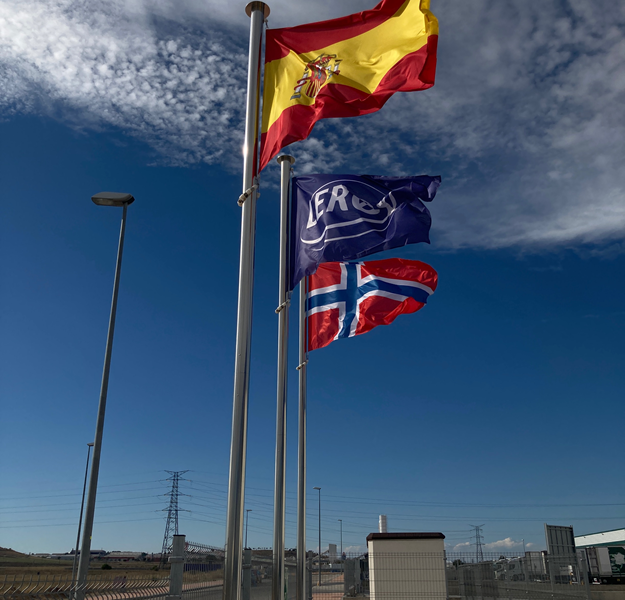 Flagg utenfor fabrikken til Leroy Processing Spain