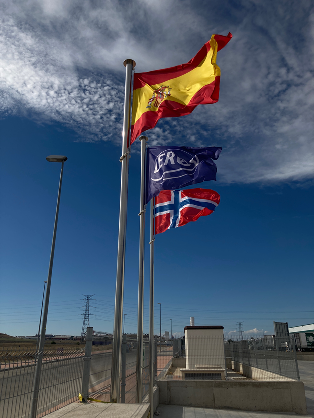 Flagg utenfor fabrikken til Leroy Processing Spain