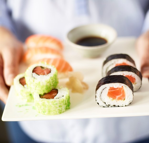 Sushi servert på fat