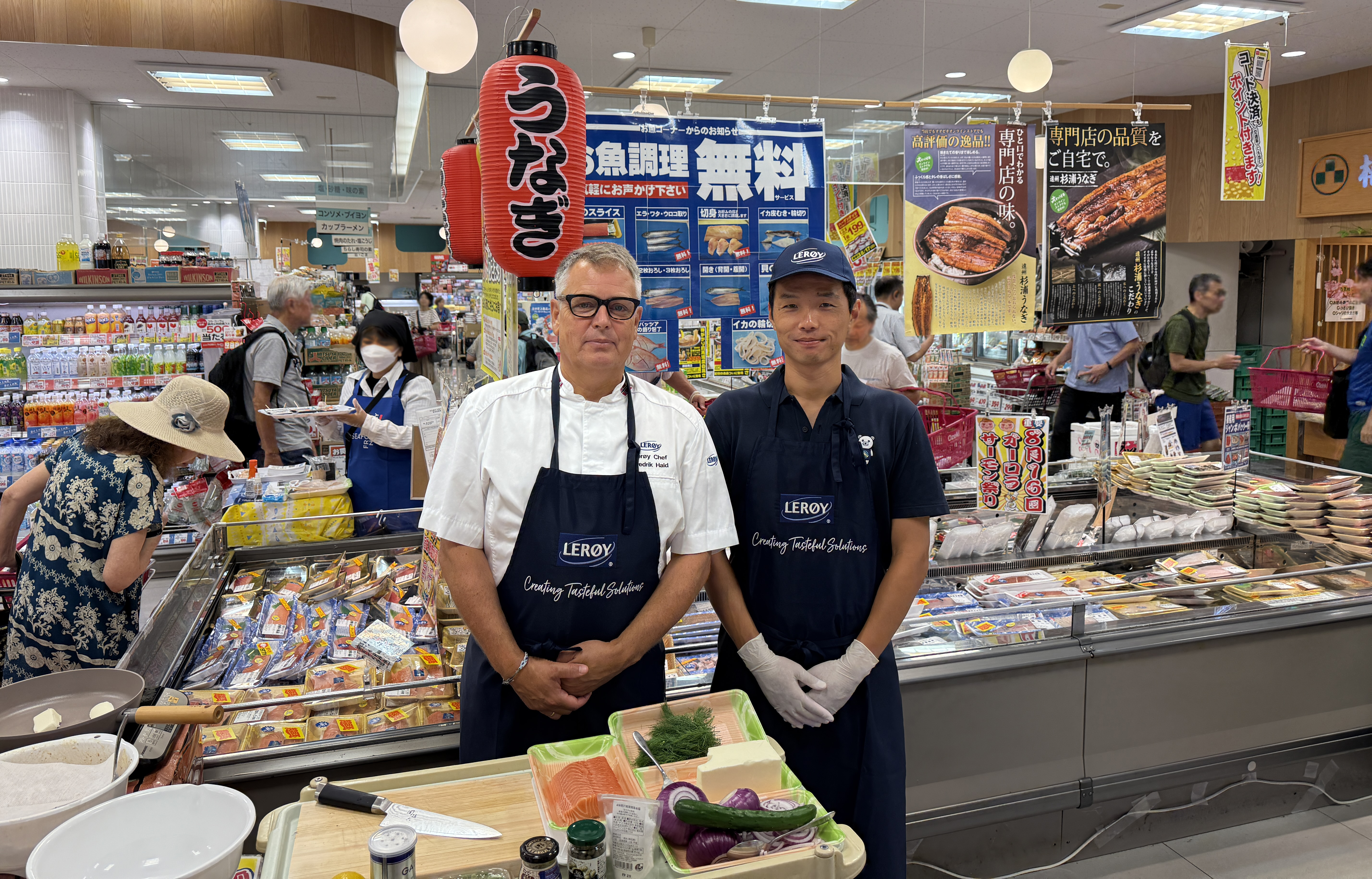 Promotion of Aurora salmon at the Ozeki store. Fredrik Hald and Koki Yotsui.