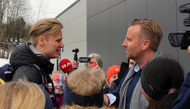 Håvard Lorentzen blir intervjuet ved Fana IL sitt klubbhus