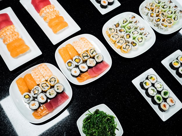 Ulike typer sushi på et bord