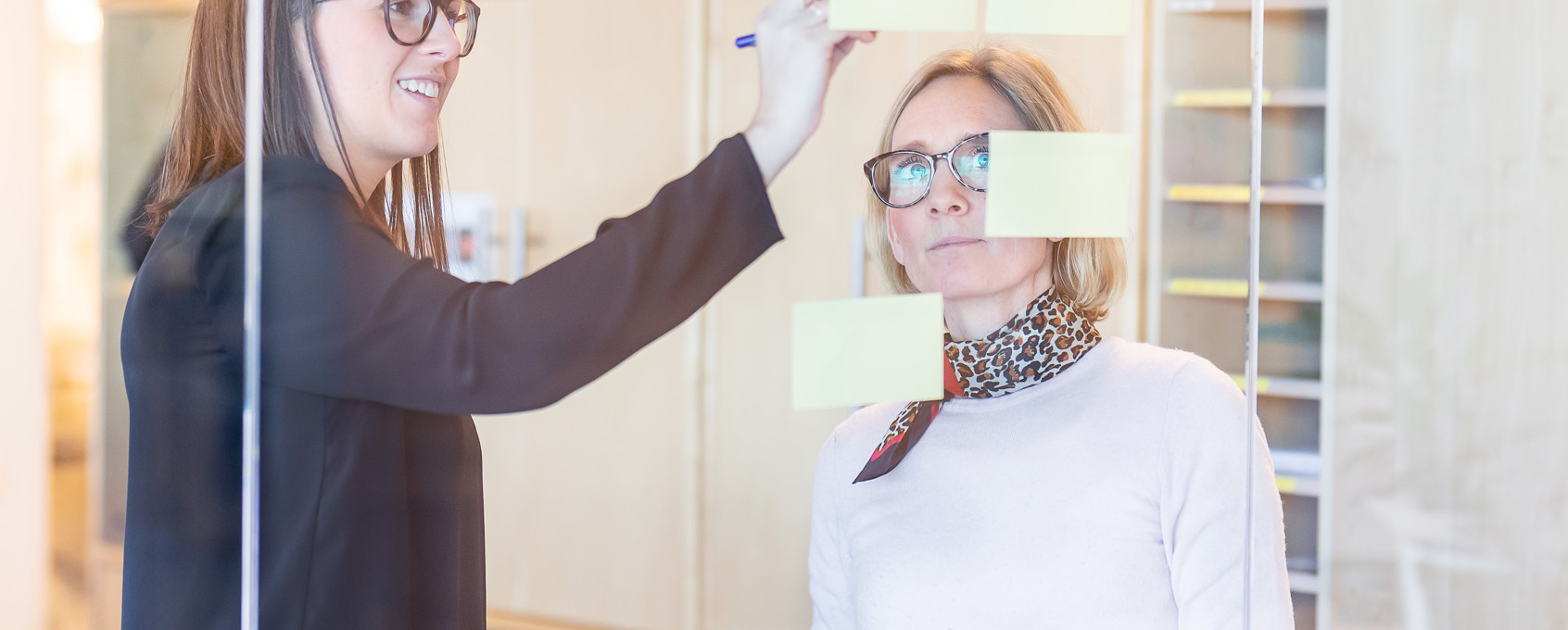 Ansatte jobber på kontor