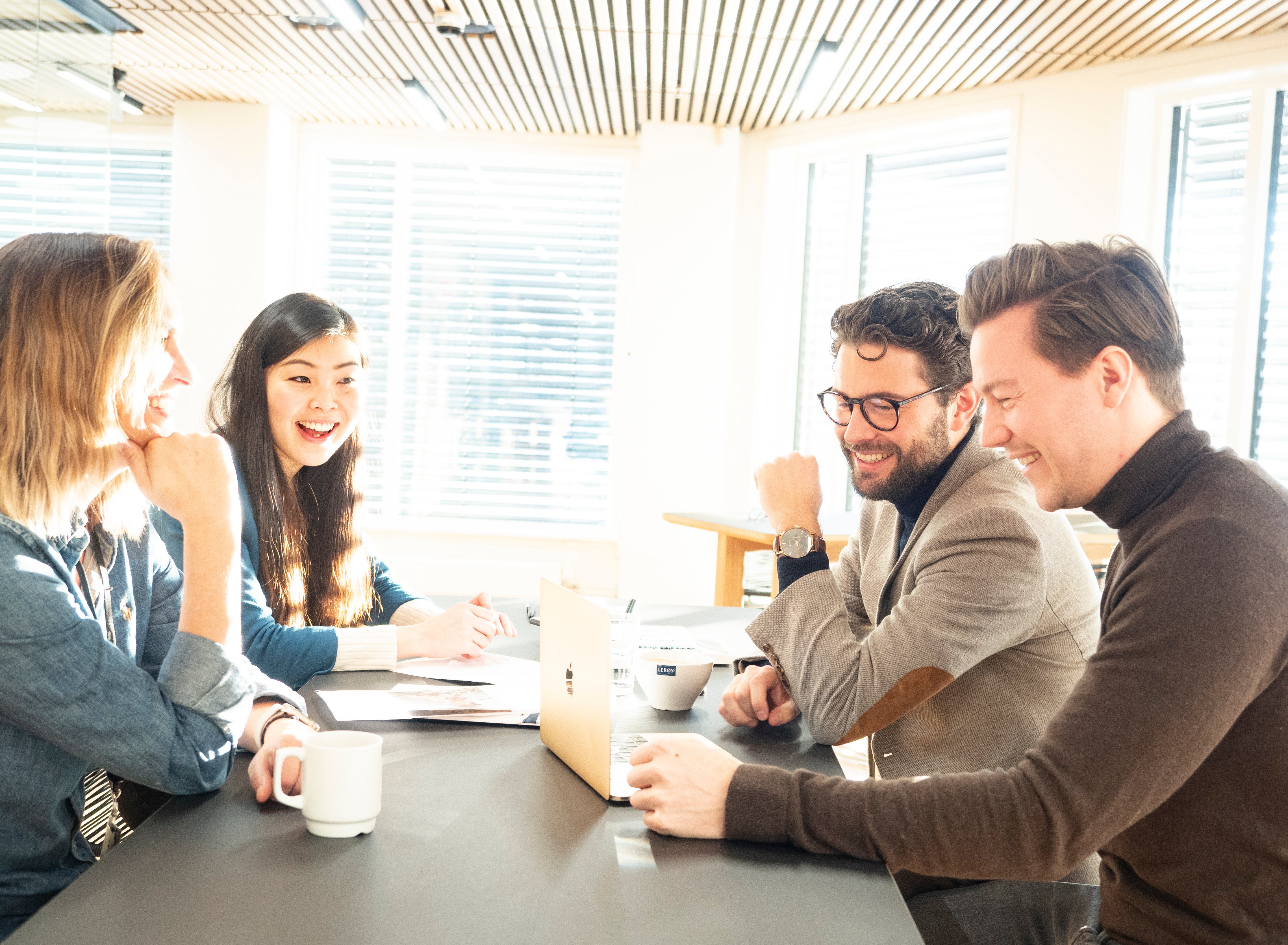 Ansatte rundt et bord i kontorlokalet