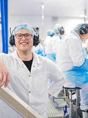 Dovydas Lidzius på jobb på fiskefabrikken i Stamsund