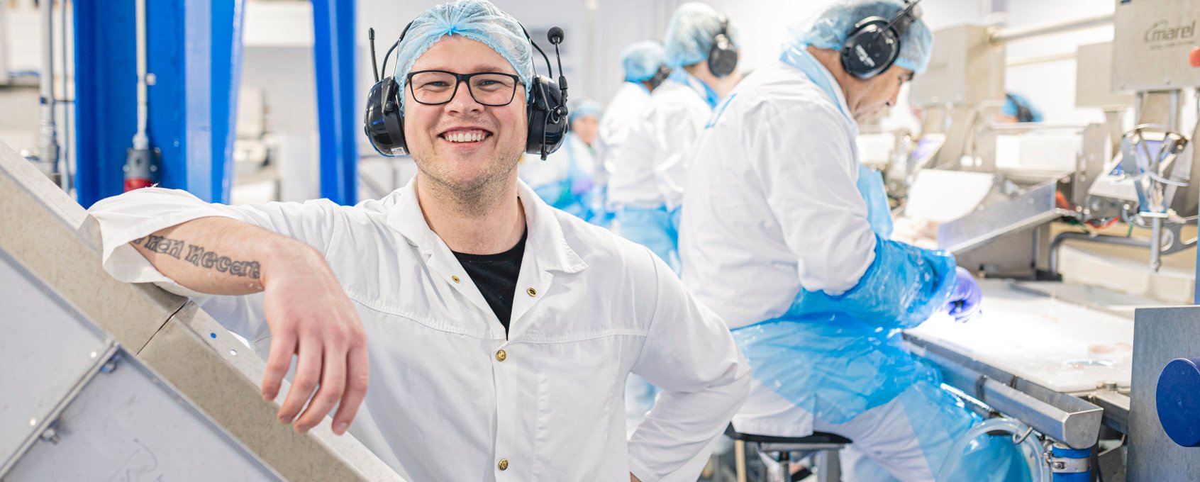 Dovydas Lidzius på jobb på fiskefabrikken i Stamsund