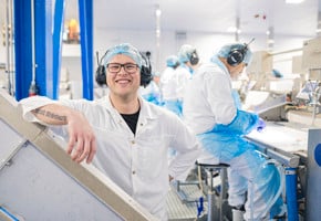Dovydas Lidzius på jobb på fiskefabrikken i Stamsund