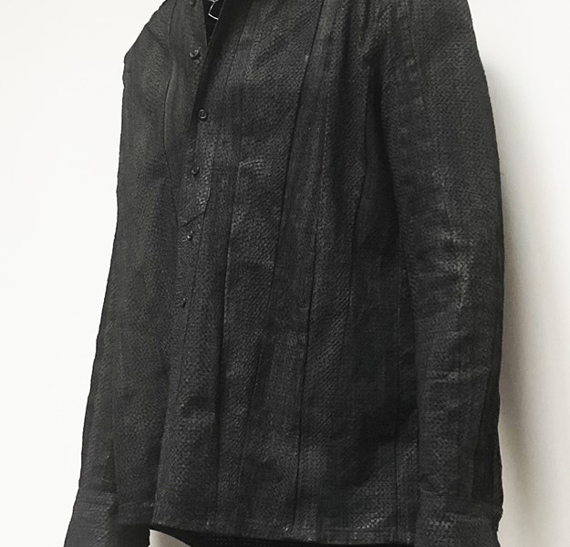 En sort jakke laget av fiskeskinn. 
