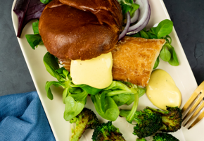 Burger av røkt torsk med sennepssaus