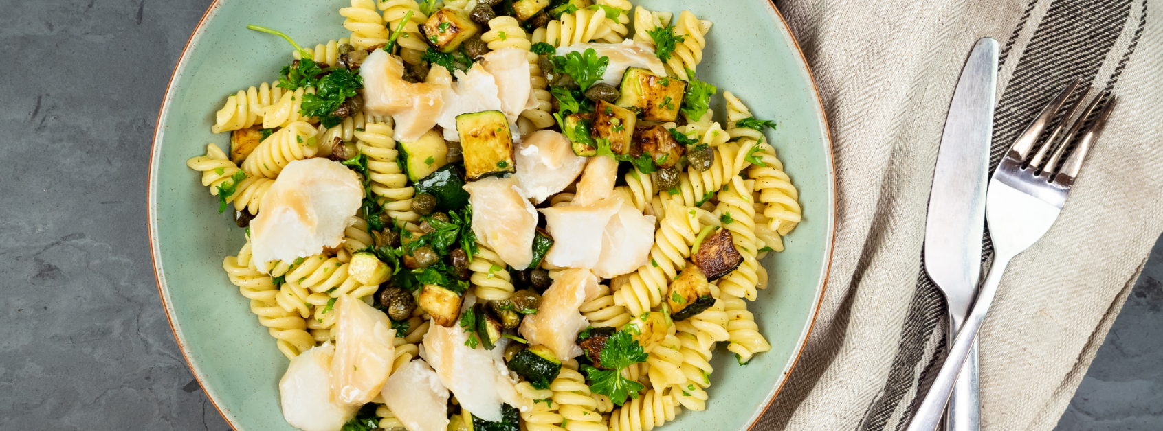 Pasta med kapers, persille og røkt torsk