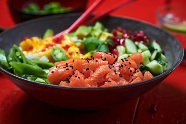 En fargerik poké bowl med laks, edamame, sjøgress