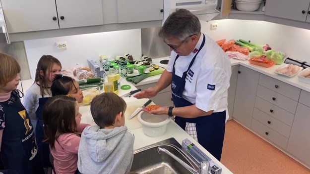 Chef Fredrik Hald showing the children what to do at the kitchen