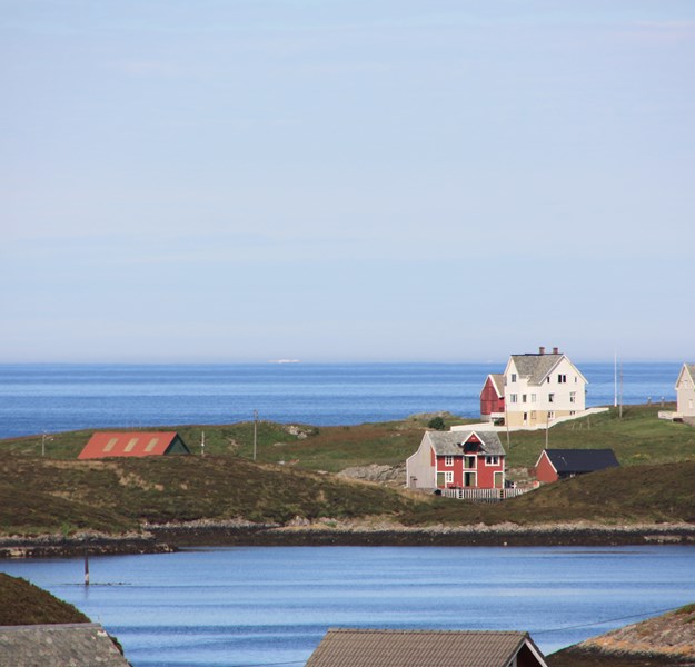 Utsikt med hus og hav på Bulandet