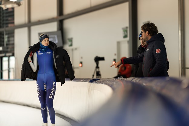 Ragne Wiklund på siden av isen med trenerapparat