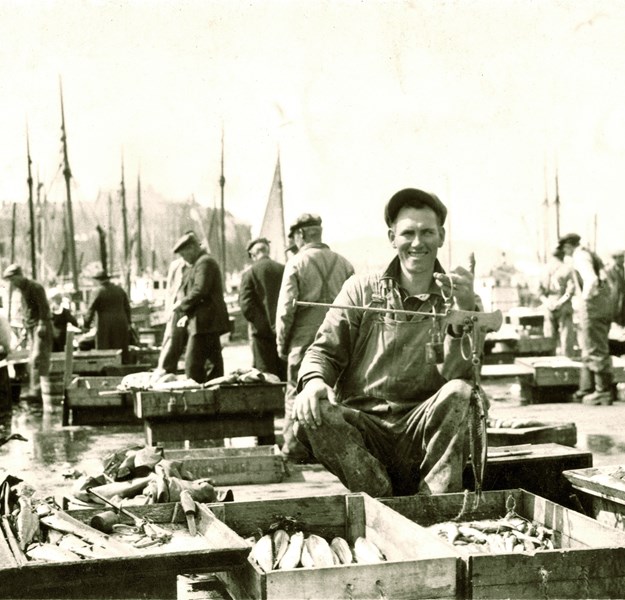 Elias Fjeldstad selger fisk på Fisketorget i Bergen,