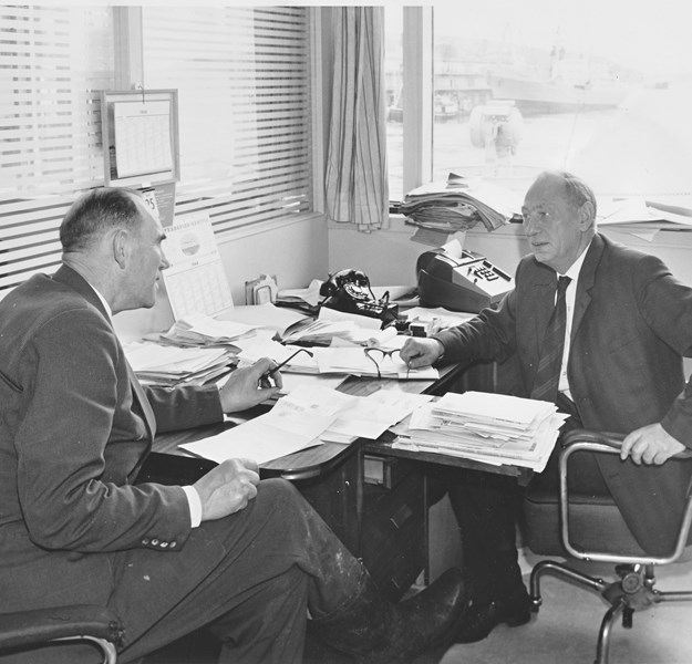 Elias Fjeldstad og Hallvard Lerøy på kontoret på Bontelabo i 1964